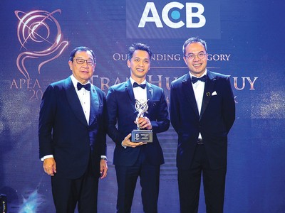 Tại Lễ vinh danh Doanh nghiệp xuất sắc châu Á - Thái Bình Dương (APEA), ACB đã vinh dự nhận 2 giải thưởng quan trọng. Cụ thể, ACB nhận giải “Doanh nghiệp xuất sắc” và Chủ tịch HĐQT Trần Hùng Huy nhận giải “Doanh nhân xuất sắc”. Để đạt được những giải thưởng này, ACB và cá nhân ông Trần Hùng Huy đã đảm bảo được các các tiêu chí như kết quả hoạt động kinh doanh tích cực, có nhiều hoạt động thể hiện sự nỗ lực trong cải tiến chất lượng dịch vụ, gia tăng tiện ích cho khách hàng, đồng thời thực hiện c