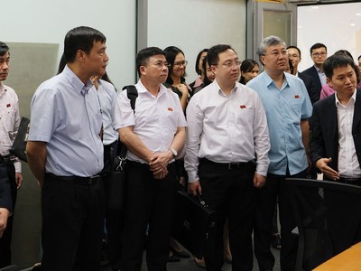 Các đại biểu Quốc hội tìm hiểu về thị trường chứng khoán tại Sở Giao dịch chứng khoán Hà Nội, tháng 7/2019.