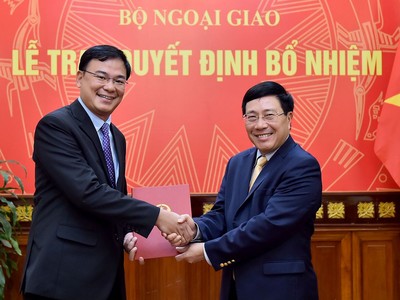 Phó Thủ tướng Phạm Bình Minh trao quyết định cho đồng chí Phạm Quang Hiệu.