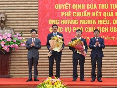 Các đồng chí Nguyễn Xuân Sơn, Phó Bí thư Thường trực Tỉnh ủy, Chủ tịch HĐND tỉnh Nghệ An và Thái Thanh Quý, Ủy viên Dự khuyết Trung ương Đảng, Phó Bí thư Tỉnh ủy, Chủ tịch UBND tỉnh trao các quyết định và chúc mừng đồng chí Hoàng Nghĩa Hiếu và Bùi Đình Long.