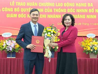 Phó Thống đốc Nguyễn Thị Hồng trao quyết định cho đồng chí Nguyễn Đức Hiền.