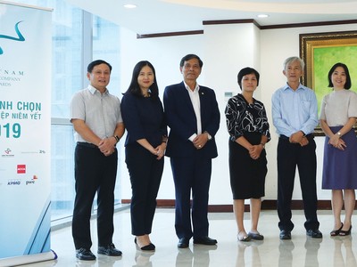 Các thành viên Hội đồng bình chọn hội ngộ tại Sở GDCK TP.HCM để chấm vòng chung khảo.