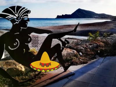 Một trong nhiều tác phẩm bị coi là nhạy cảm nằm dọc bãi biển ở thành phố Altea, nơi đón hàng nghìn du khách mỗi năm. Ảnh: Sun.