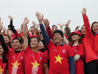 Đoàn hành trình Tôi yêu Tổ quốc tôi của Vietjet tham gia lễ công bố thông điệp Hành trình Tôi yêu Tổ quốc tôi gửi thanh niên cả nước tại cột cờ Lũng Cũ (Hà Giang).