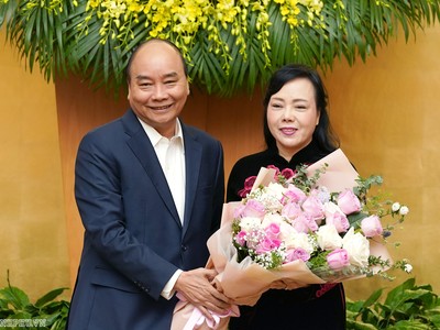 Thủ tướng Nguyễn Xuân Phúc tặng hoa nguyên Bộ trưởng Bộ Y tế Nguyễn Thị Kim Tiến - Ảnh: VGP/Quang Hiếu.