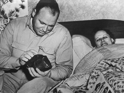 Ann Hodges cùng chồng quan sát mảnh thiên thạch. Ảnh: Vintage News Daily.