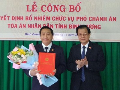 Phó Chánh án Tòa án nhân dân tối cao trao quyết định và chúc mừng đồng chí Đặng An Thanh.