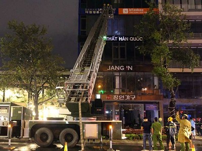 Xe thang được cảnh sát huy động đến hiện trường. Ảnh: N.H.