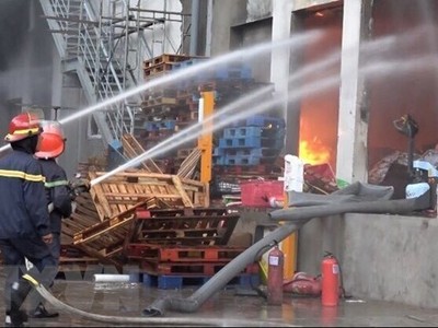 Lực lượng phóng cháy, chữa cháy nỗ lực dập lửa. (Ảnh: Nguyễn Văn Việt/TTXVN)