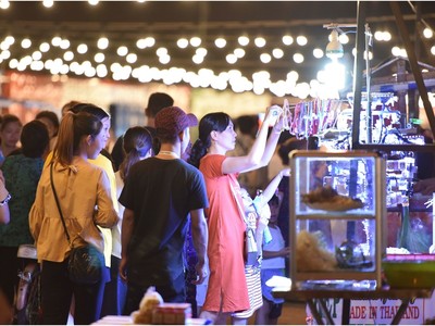 Hơn 85% du khách tìm đến chợ đêm trong hành trình du lịch. Trong ảnh: Chợ đêm Hà Tiên đông nghẹt du khách.
