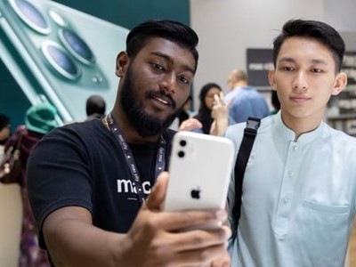 Nhân viên Apple ở Kuala Lumpur giới thiệu cho khách hàng về mẫu điện thoại iPhone 11. (Nguồn: Getty Images)