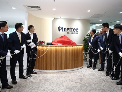 Ông Kwon Hee Baek, CEO của Hanwha Investment & Securities cùng các CEO của các công ty thành viên Tập đoàn Hanwha tại Việt Nam (ông Baek Jong Guk, CEO Hanwha Life Việt Nam; ông Cheon Du Hwan, CEO Hanwha Techwin Việt Nam; ông Kim Gyeong Won, CEO Hanwha Aerospace Việt Nam…) đã đến tham dự và chúc mừng cho sự khởi đầu mới của Pinetree Securities.