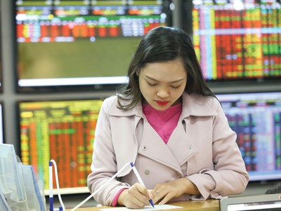 Kể từ phiên khối tự doanh các công ty chứng khoán bán ròng hơn 807 tỷ đồng ngày 21/11, khối này đã túc tắc mua lại gần 385 tỷ đồng trong 8 phiên liên tiếp sau đó.