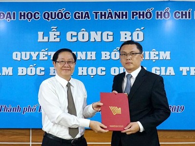 Bộ trưởng Bộ Nội vụ Lê Vĩnh Tân trao quyết định cho PGS.TS Nguyễn Minh Tâm.