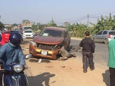 Hà Nội: Xe Range Rover gây tai nạn liên hoàn khiến 2 người bị thương