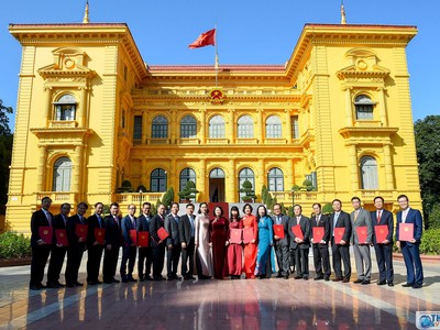 Ảnh: Thế giới và Việt Nam.