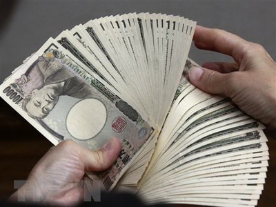 Kiểm tiền mệnh giá 10.000 yen tại Tokyo, Nhật Bản. (Nguồn: AFP/TTXVN)
