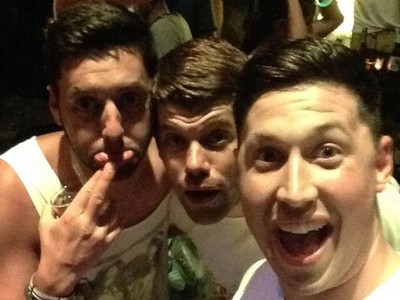 Ngay sau khi biết trúng số độc đắc, chàng trai lên kế hoạch ăn chơi khắp thế giới để tiêu tiền.