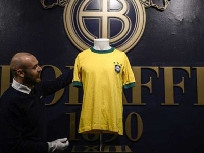 Chiếc áo đấu của Pele có giá lên đến 30.000 euro. (Nguồn: AFP)