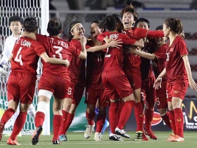 Niềm vui của đội tuyển bóng đá nữ Việt Nam khi nhận huy chương vàng.