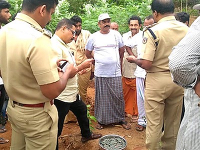 B Rathnakaran Pillai gặp may khi đào được hũ tiền cổ sau khi trúng số. Ảnh: News Minute.