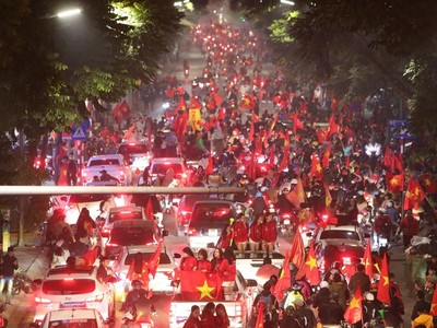 Hàng nghìn cổ động viên Việt Nam đổ ra đường ăn mừng chiến thắng của U22 Việt Nam tại Phố Huế, Hà Nội. (Ảnh: Thành Đạt/TTXVN)