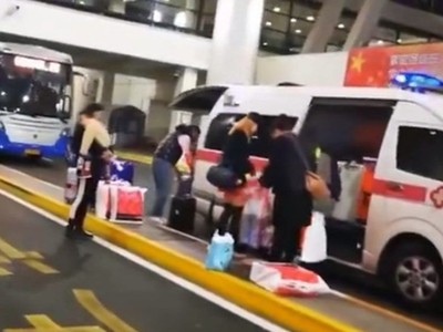 Xe cứu thương được điều động để đón vợ, con quan chức Trung Quốc đi mua sắm trở về (Ảnh: Weibo).