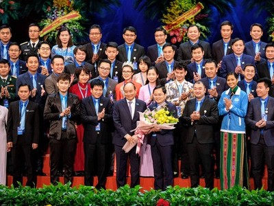 Thủ tướng Nguyễn Xuân Phúc tặng hoa chúc mừng Ủy ban Trung ương Hội Liên hiệp thanh niên Việt Nam khóa VIII.