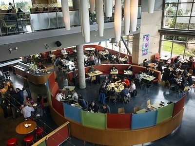 Một khu ăn uống bên trong văn phòng Google. Ảnh: Bloomberg.