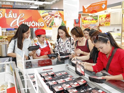 Người tiêu dùng mua thịt sạch MEATDeli tại siêu thị.