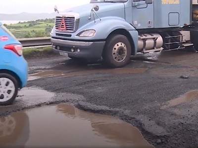 Quốc lộ 1 qua Phú Yên bị hư hỏng nặng gây nhiều vụ tai nạn giao thông. Ảnh: Xuân Hoa.