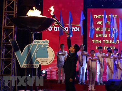 Đồng chí Nguyễn Anh Tuấn, Bí thư Thường trực Trung ương Đoàn, Chủ tịch Hội LHTN Việt Nam thắp ngọn đuốc thanh niên. (Ảnh: Linh Anh/TTXVN)