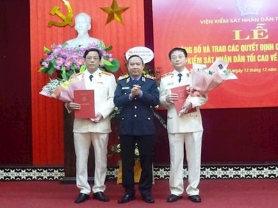 Phó Viện trưởng VKSND Tối cao Bùi Mạnh Cường trao quyết định bổ nhiệm cho ông Nguyễn Hoài Nam (phải) và Lê Xuân Hùng (trái).