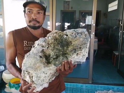 Surachet Chanchu cùng với khối sáp mà anh tin là cục nôn cá voi trị giá hơn nửa 15 tỷ đồng.