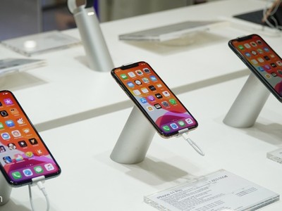 Cuối năm, nhiều hệ thống bán lẻ tự tổ chức các chương trình khuyến mại, giảm giá nhằm kích cầu mua sắm.