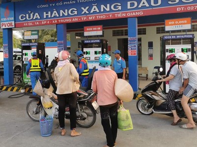 Giá xăng được điều chỉnh giảm kể từ chiều nay (16/12). Ảnh: M.Q.