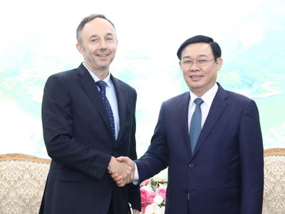 Phó Thủ tướng Vương Đình Huệ tiếp ông Chris Helzer, Phó Chủ tịch Tập đoàn Nike. Ảnh: VGP/Thành Chung