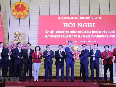 Chủ tịch Ủy ban Nhân dân thành phố Hà Nội Nguyễn Đức Chung tặng hoa, chúc mừng các bộ môn của đoàn thể thao Việt Nam. (Ảnh: Lâm Khánh/TTXVN)