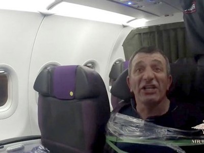 Người đàn ông vẫn hung hăng sau khi bị dán vào ghế. Bộ Nội vụ Nga