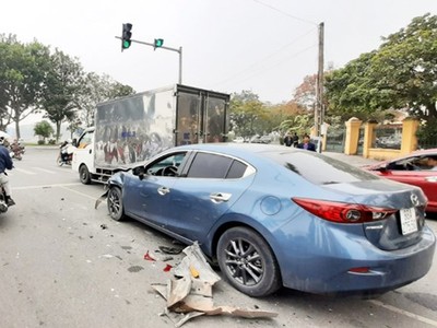 Gần như toàn bộ phần đầu của chiếc xe Mazda bị hư hỏng sau cú tông mạnh liên hoàn với 3 xe ôtô cùng chiều. (Nguồn: vinhphuc.gov.vn)