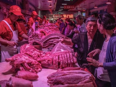 Một khu chợ bán buôn thịt lợn ở Bắc Kinh, Trung Quốc. Ảnh: NY Times.