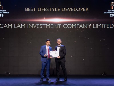 Ông Trần Trọng Dũng, Tổng giám đốc Cam Lâm Investment nhận giải thưởng tại Bangkok ngày 12/12/2019.