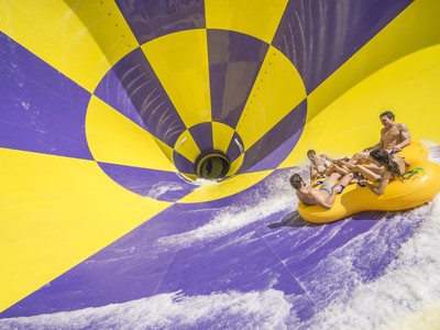 Công viên nước Aquatopia Water Park với nhiều trò chơi hấp dẫn.