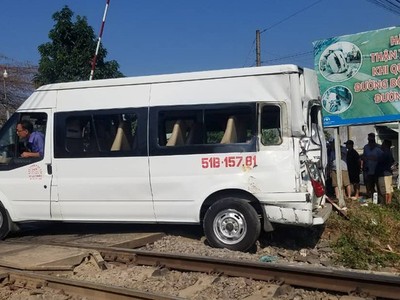 Ôtô cố tình vượt rào chắn gây tai nạn với tàu khách, 5 người bị thương