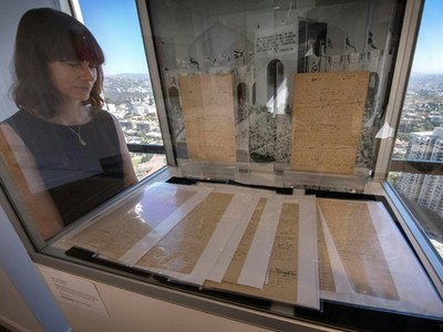 Bản tuyên ngôn Olympic đầu tiên được trưng bày tại Sotheber's ở Los Angeles. (Nguồn: AFP)