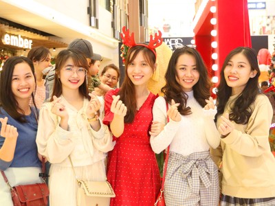 Các thiếu nữ Sài Gòn ra phố chụp ảnh mùa Giáng sinh