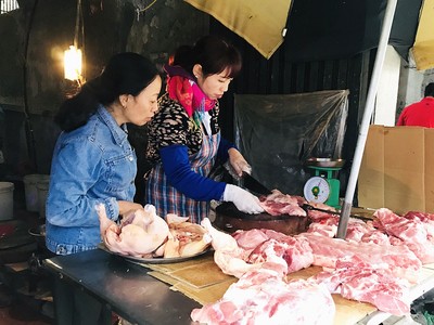 Giá thịt lợn tăng cao đột biến, chuẩn bị cán mốc 200.000 đồng/kg.