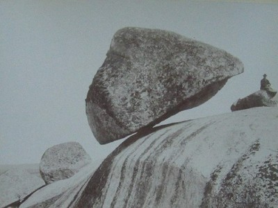 La Piedra Movediza được chụp vào khoảng năm 1890. Ảnh: Samuel Boote/Public Domain.