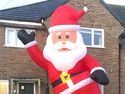 Mua nhầm ông già Noel cao bằng nhà hai tầng