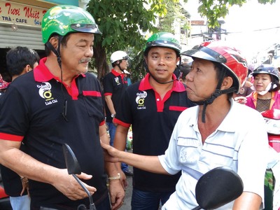 Chủ tịch Tân Hiệp Phát (bìa trái) theo chân đội ngũ bán hàng đến chào hàng tại từng đại lý.